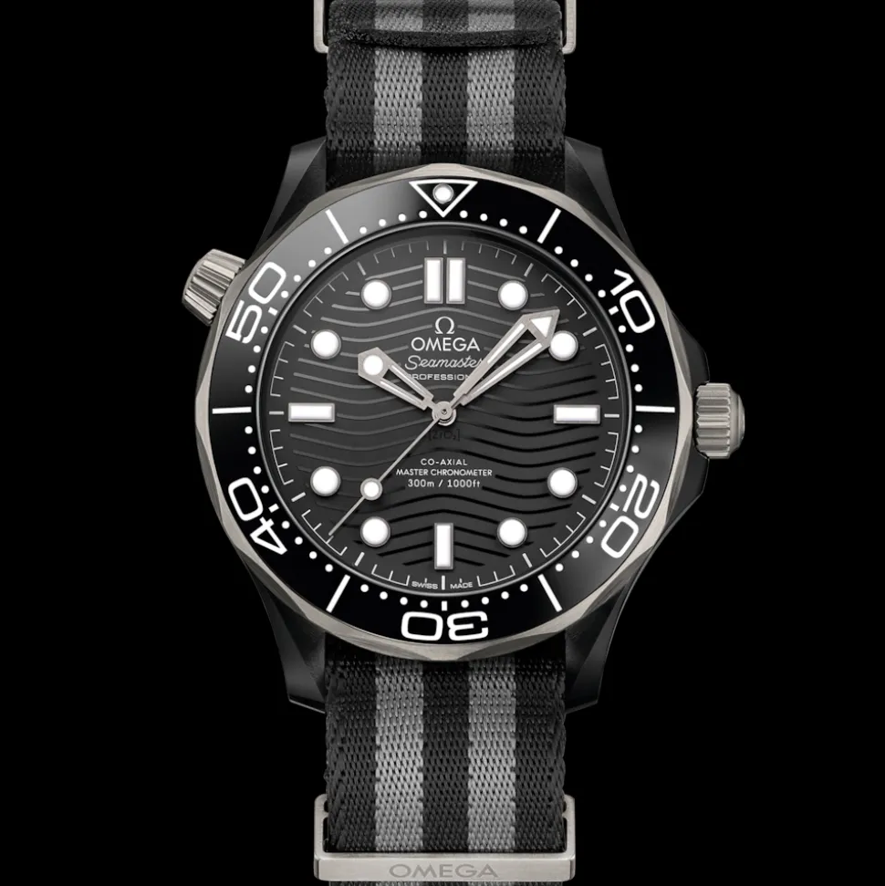 43,5 mm, Schwarze Keramik mit NATO‑Armband