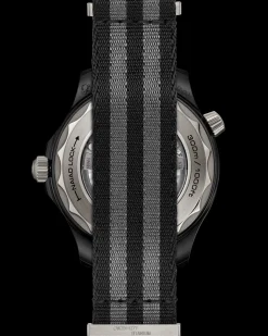 43,5 mm, Schwarze Keramik mit NATO‑Armband