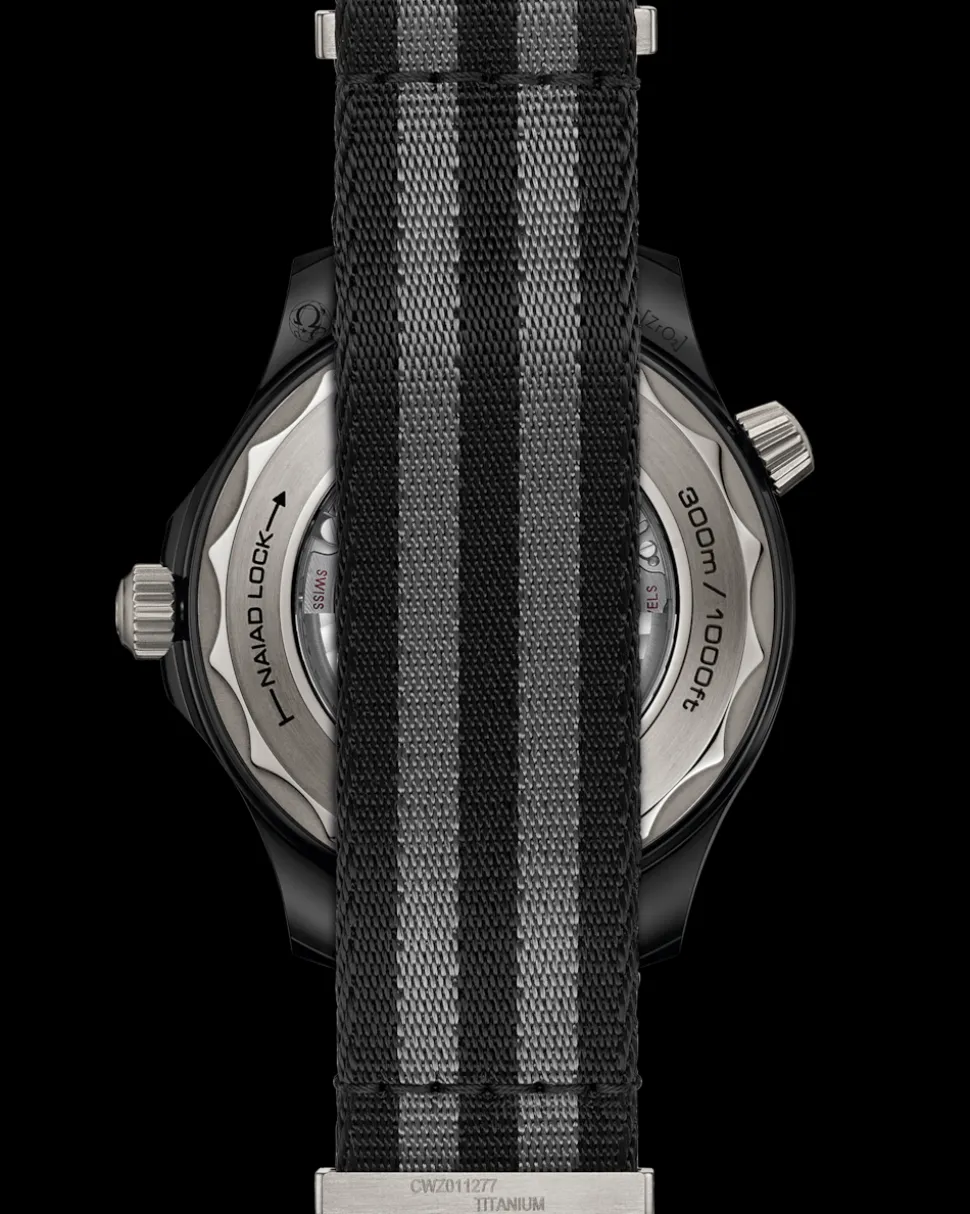 43,5 mm, Schwarze Keramik mit NATO‑Armband