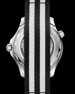 42 mm, Stahl mit NATO‑Armband