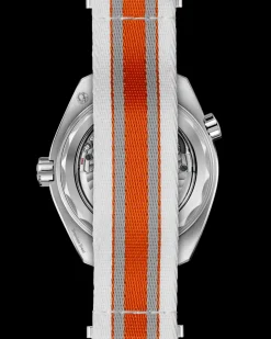 43,5 mm, Stahl mit NATO‑Armband